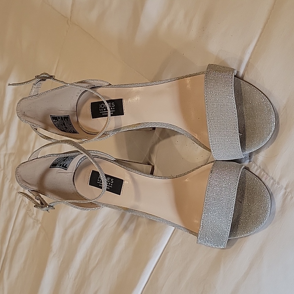 Silver heels - Picture 2 of 4